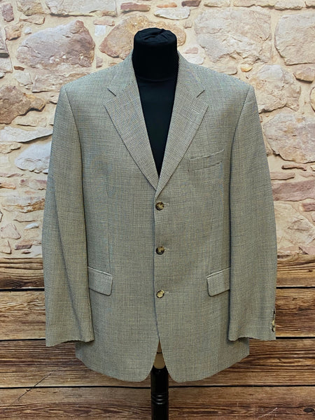 Vintage HUGO BOSS Blazer aus Schurwolle in Größe 52 mit Hahnentritt-Muster, klassischem Revers und Zwei-Knopf-Verschluss.