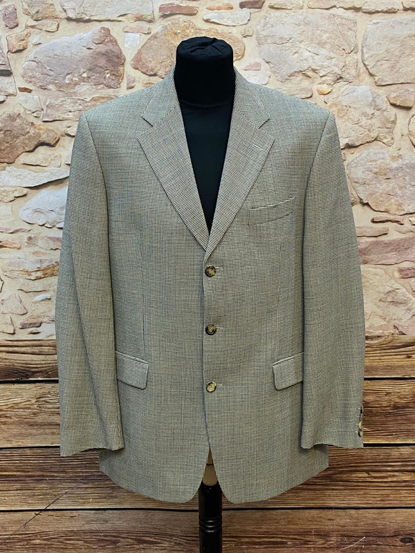 Vintage HUGO BOSS Blazer aus Schurwolle in Größe 52 mit Hahnentritt-Muster, klassischem Revers und Zwei-Knopf-Verschluss.