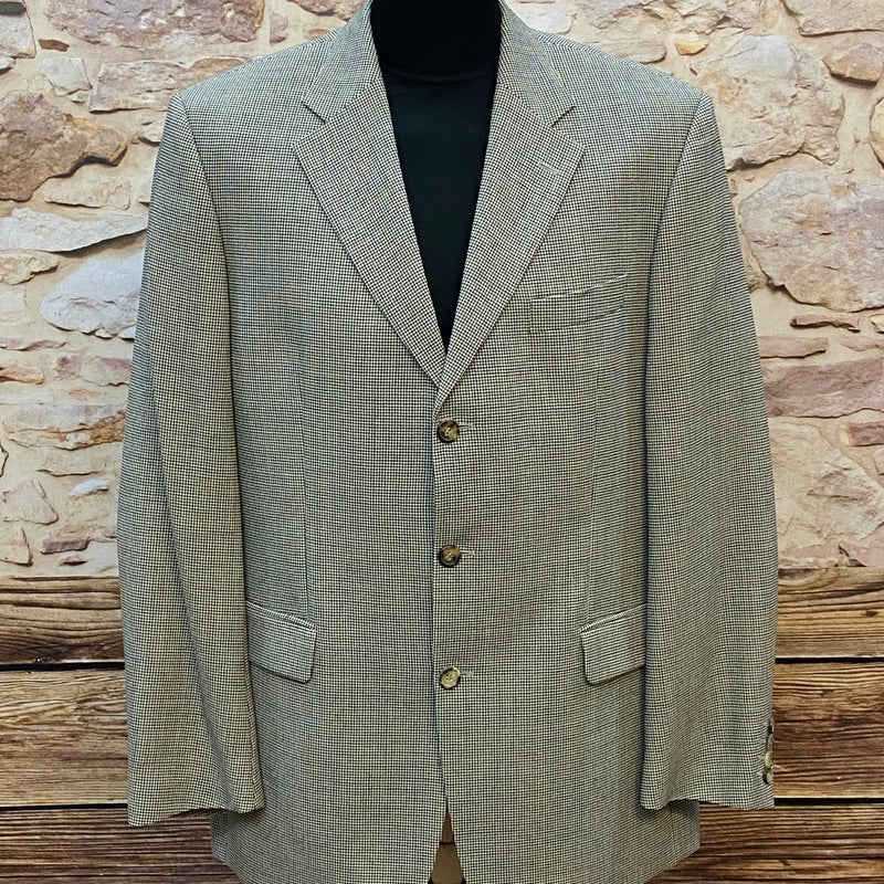 Vintage HUGO BOSS Blazer aus Schurwolle in Größe 52 mit Hahnentritt-Muster, klassischem Revers und Zwei-Knopf-Verschluss.