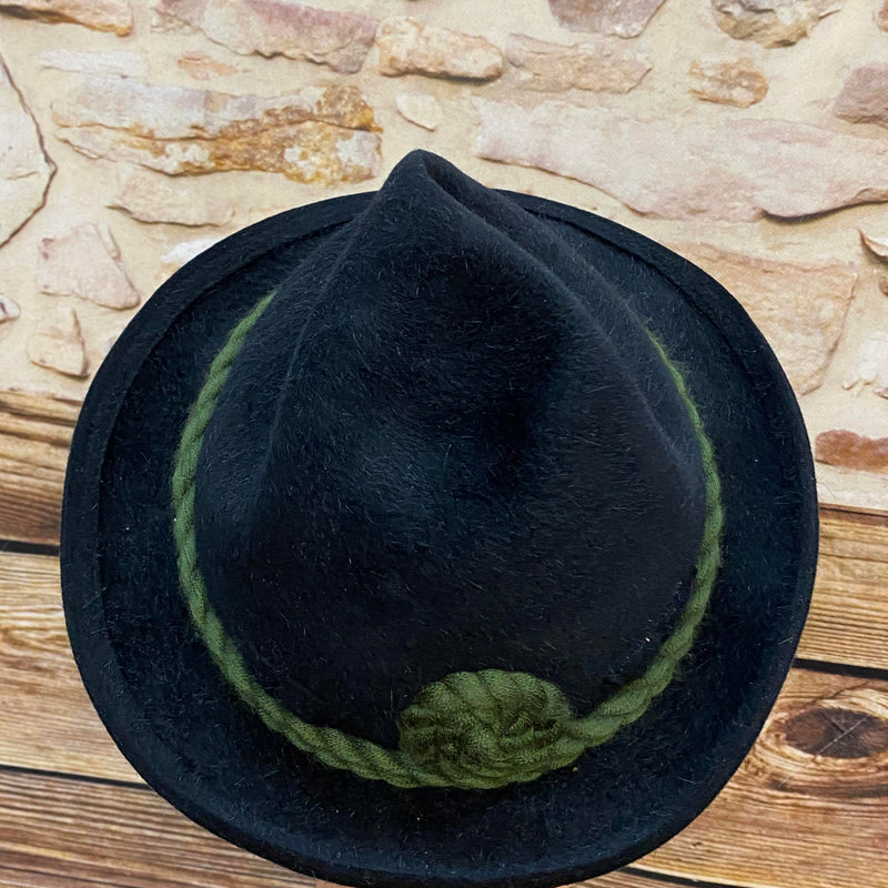 „Rückansicht schwarzer Trachtenhut aus Filz mit geflochtenem grünen Band“