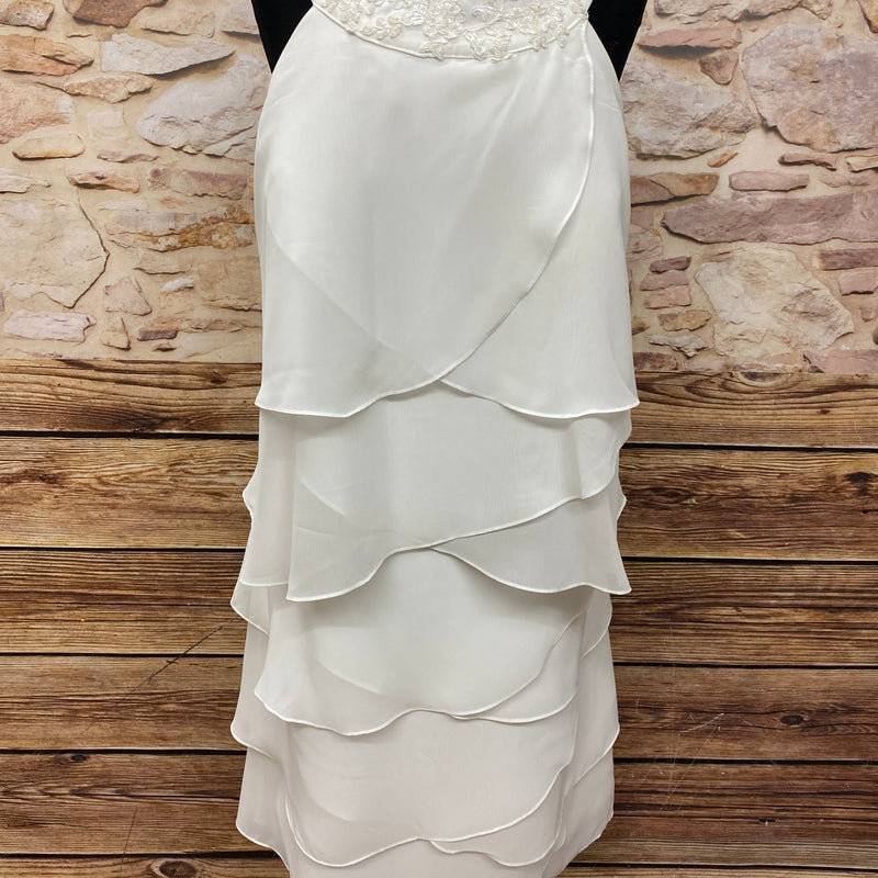 Ivoryfarbenes Vintage-Layer-Kleid in Größe 48 mit fünffachem Chiffon-Stufensaum und perlenbesticktem Kragen, wadenlang, sehr guter Zustand.