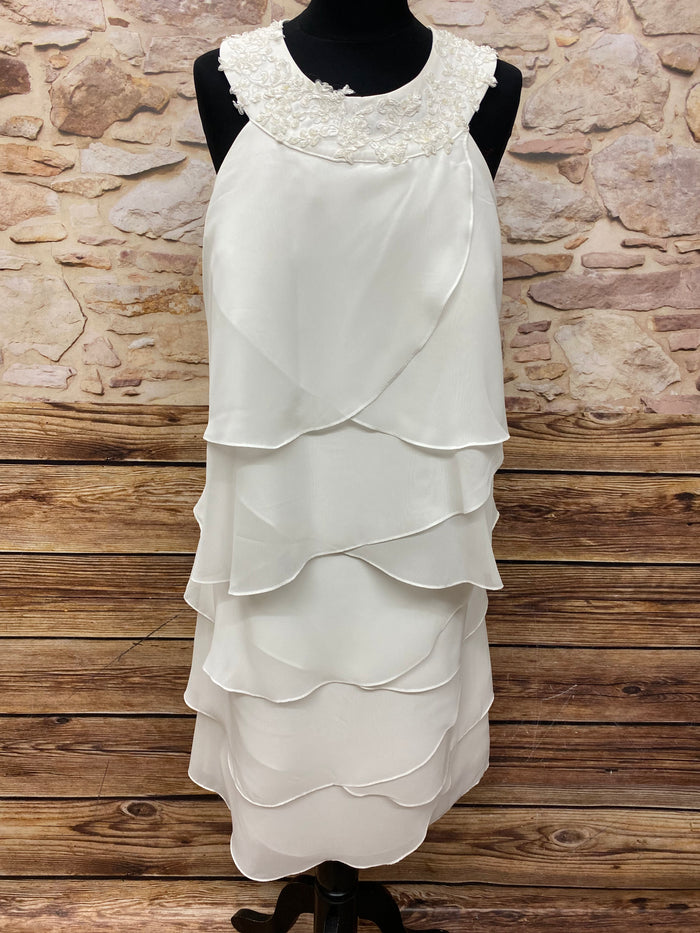 Ivoryfarbenes Vintage-Layer-Kleid in Größe 48 mit fünffachem Chiffon-Stufensaum und perlenbesticktem Kragen, wadenlang, sehr guter Zustand.