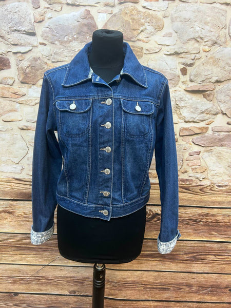 Vintage Jeansjacke Damen in Gr. 42 auf Schneiderpuppe fotografiert.