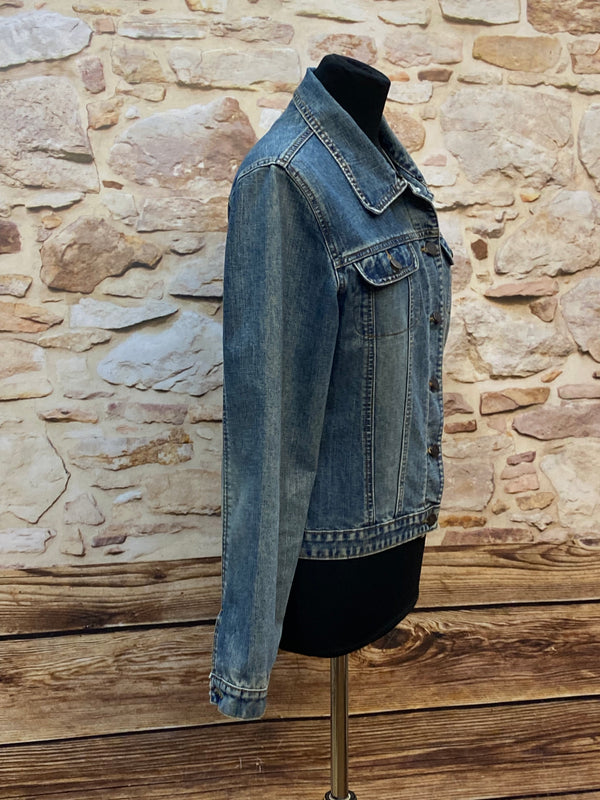 „Damen Jeansjacke blau mit Knopfleiste und Brusttaschen Seitenansicht“