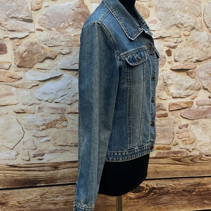 „Damen Jeansjacke blau mit Knopfleiste und Brusttaschen Seitenansicht“
