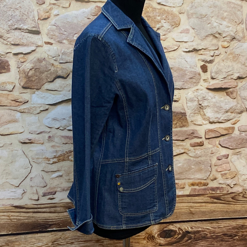 „Dunkelblaue Damen Jeansjacke mit Knopfleiste und Reverskragen Detailansicht“