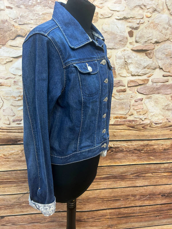 Vintage Jeansjacke Damen in Gr. 42 auf Schneiderpuppe seitlich fotografiert.