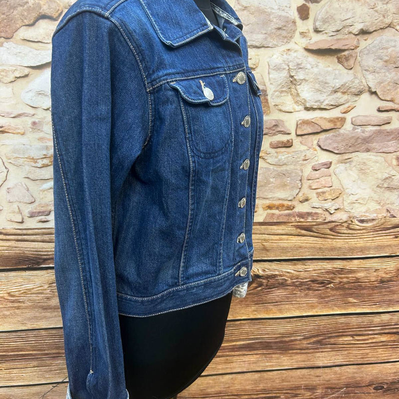 Vintage Jeansjacke Damen in Gr. 42 auf Schneiderpuppe seitlich fotografiert.