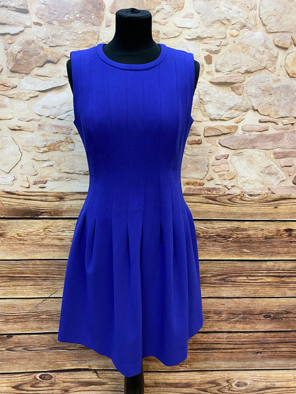 „Blaues Vintage Kleid 1970er Jahre mit taillierter Passform auf Schneiderpuppe“