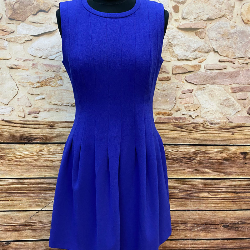 „Blaues Vintage Kleid 1970er Jahre mit taillierter Passform auf Schneiderpuppe“