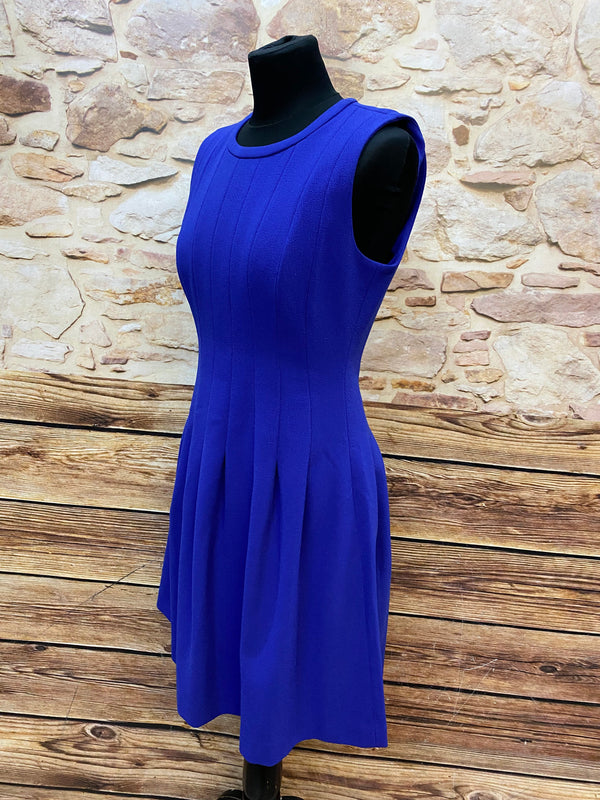 „Detailaufnahme blaues Vintage Kleid mit strukturierter Oberfläche und Nähten“
