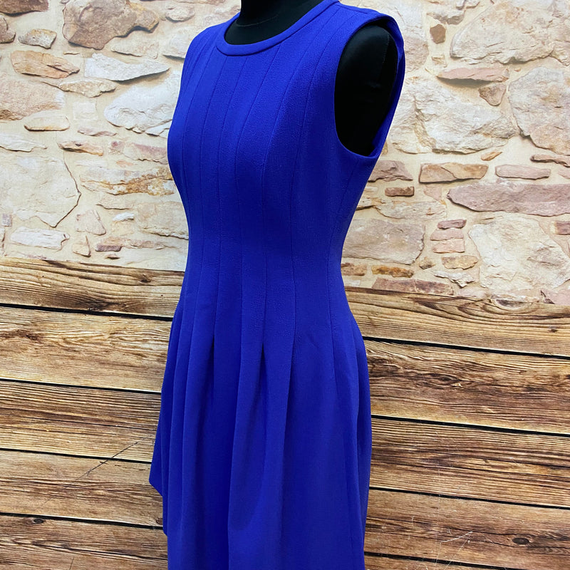 „Detailaufnahme blaues Vintage Kleid mit strukturierter Oberfläche und Nähten“