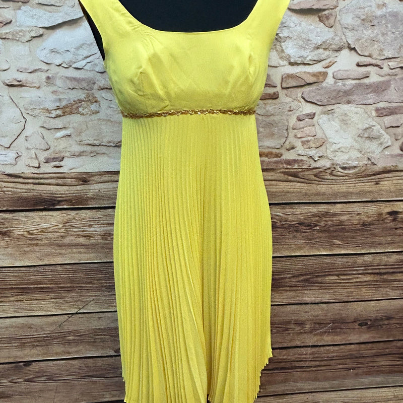 Vintagekleid von Carola Murek in Gelb, Empire-Schnitt mit goldener Zierborte, Plisseerock, Gr. 34