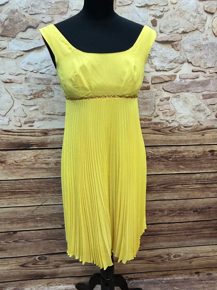 Vintagekleid von Carola Murek in Gelb, Empire-Schnitt mit goldener Zierborte, Plisseerock, Gr. 34