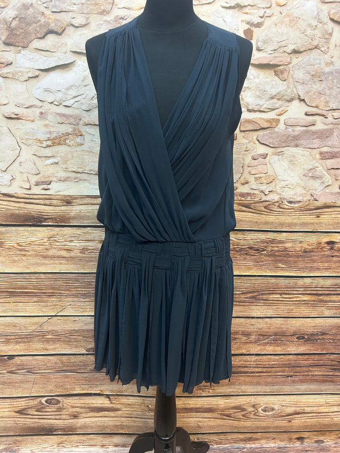 Dunkelblaues, ärmelloses Warehouse Vintage Minikleid mit drapiertem V-Ausschnitt, tiefer geflochtener Taille und plissiertem Rock, Größe 36