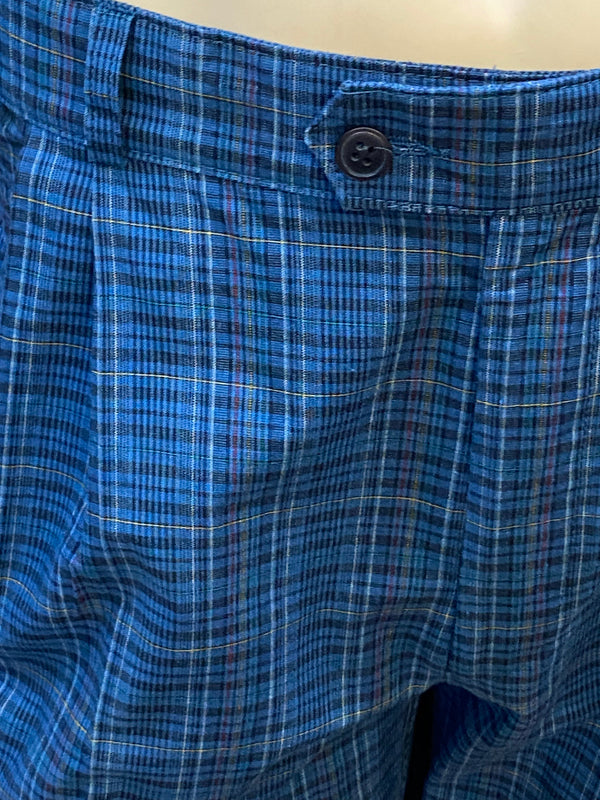 Detailaufnahme Bund und Knopf der blauen karierten Knickerbocker