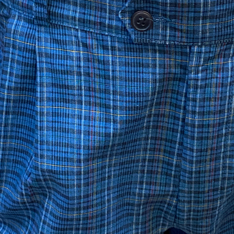 Detailaufnahme Bund und Knopf der blauen karierten Knickerbocker