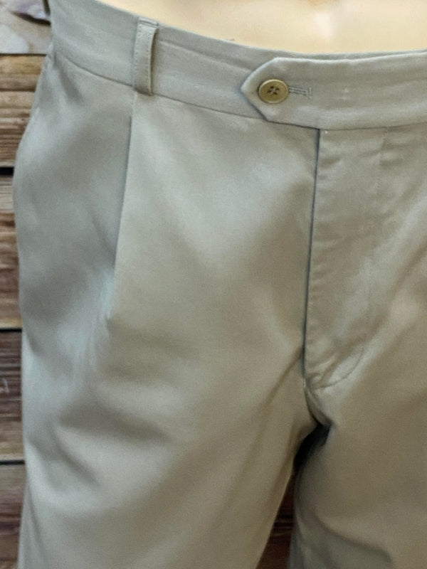 „Detailaufnahme Bundfalte und Knopfverschluss der Knickerbocker“