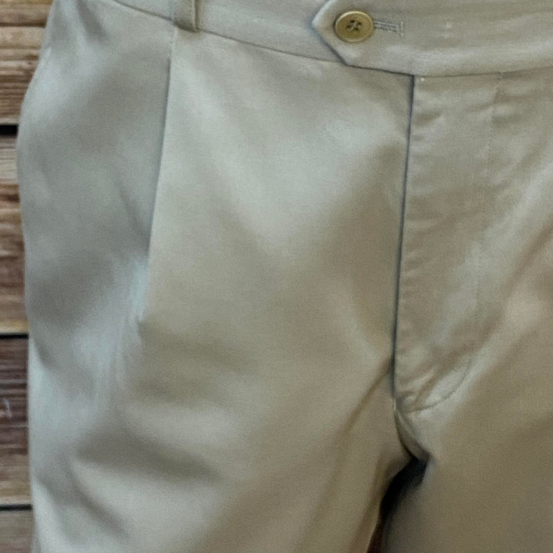 „Detailaufnahme Bundfalte und Knopfverschluss der Knickerbocker“