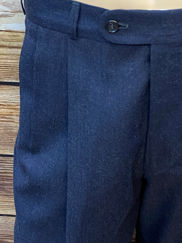 „Detailaufnahme Bund und Falten der 1920er Oldtimerhose in Dunkelblau“