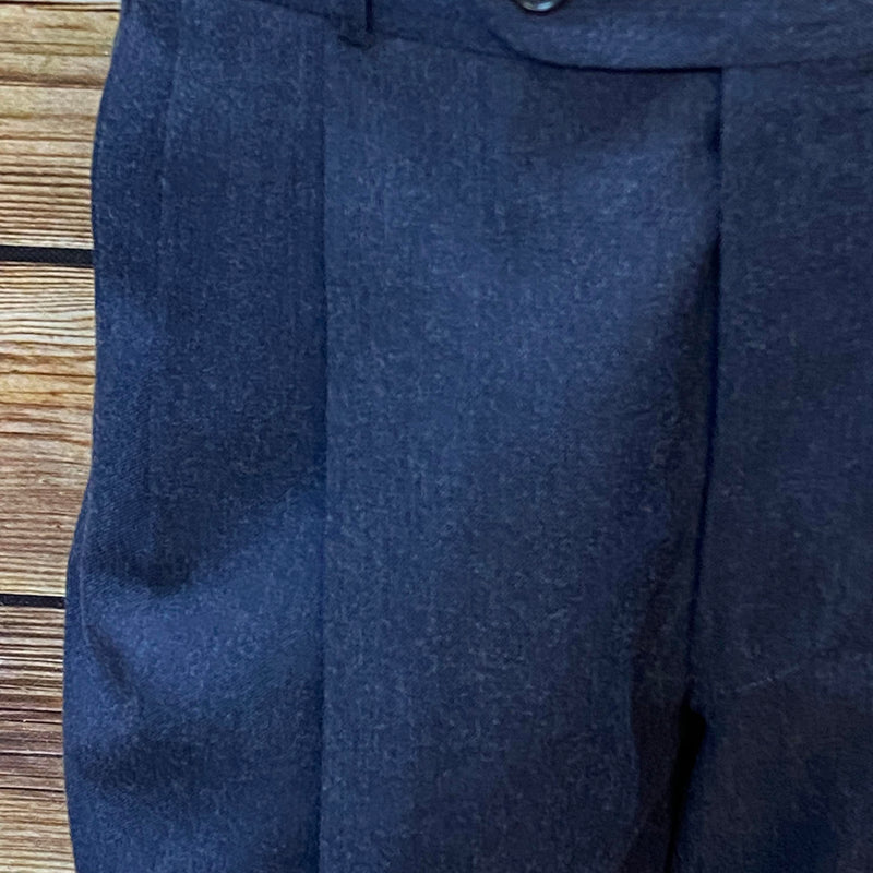 „Detailaufnahme Bund und Falten der 1920er Oldtimerhose in Dunkelblau“