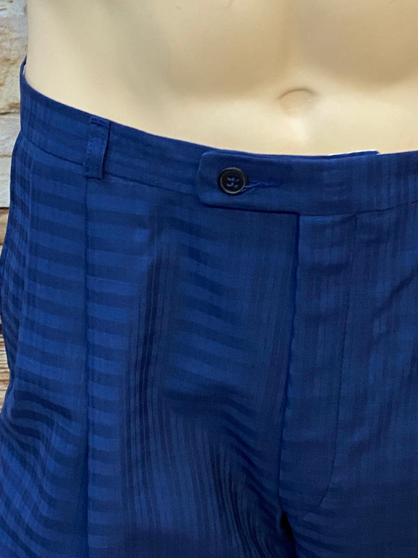 „Detailaufnahme Bund und Falten der dunkelblauen Vintage-Knickerbocker“