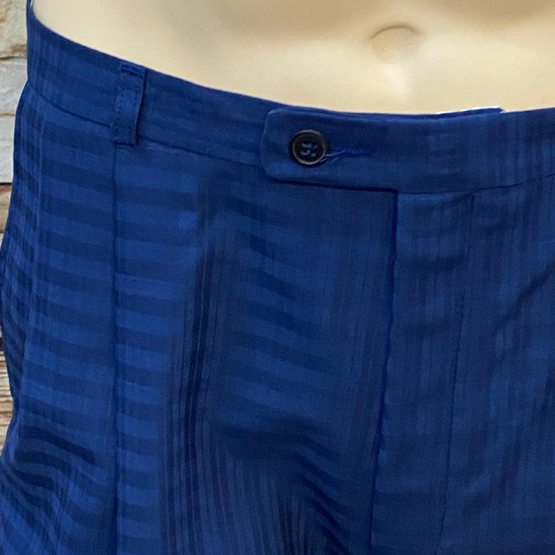 „Detailaufnahme Bund und Falten der dunkelblauen Vintage-Knickerbocker“