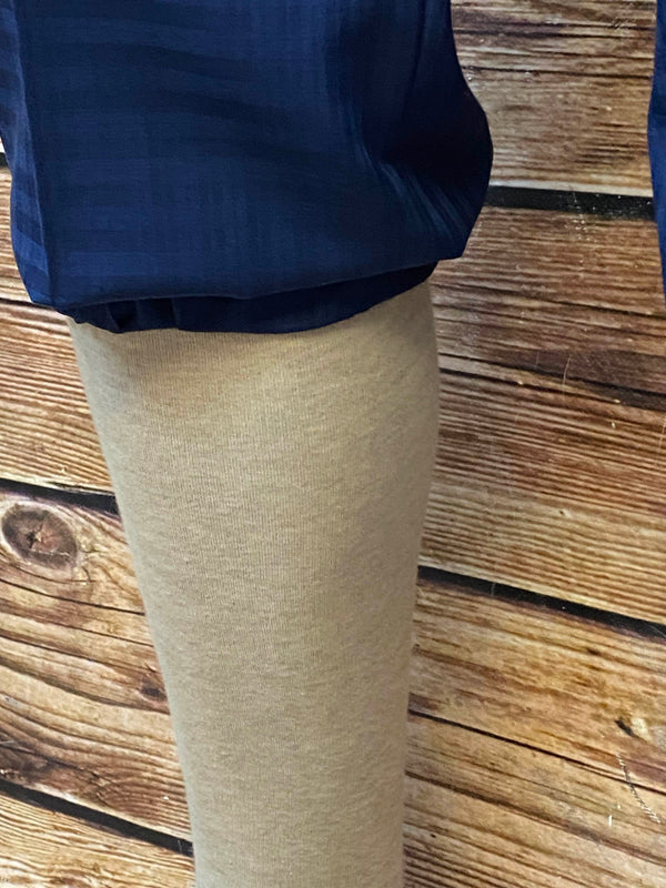 „Beinabschluss der 1920er Oldtimerhose in Dunkelblau mit feiner Struktur“