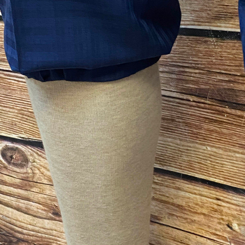 „Beinabschluss der 1920er Oldtimerhose in Dunkelblau mit feiner Struktur“