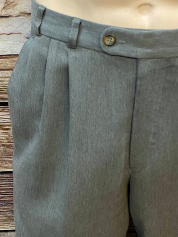 „Detailaufnahme Bund und Falten der grauen Vintage-Knickerbocker Herren“