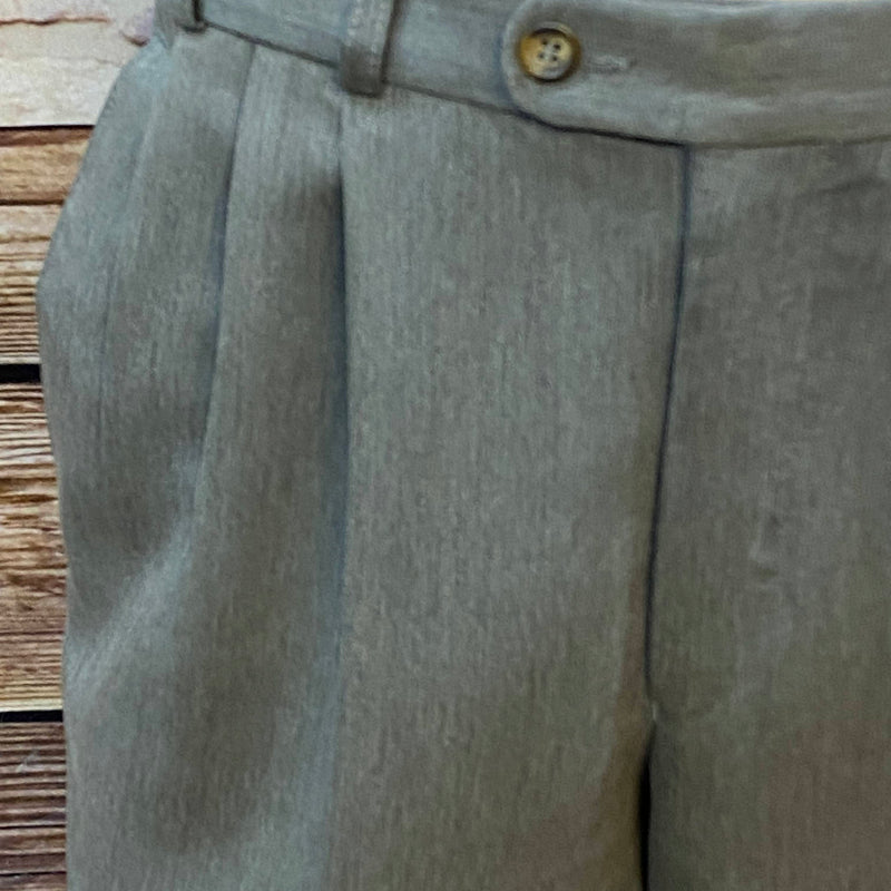 „Detailaufnahme Bund und Falten der grauen Vintage-Knickerbocker Herren“