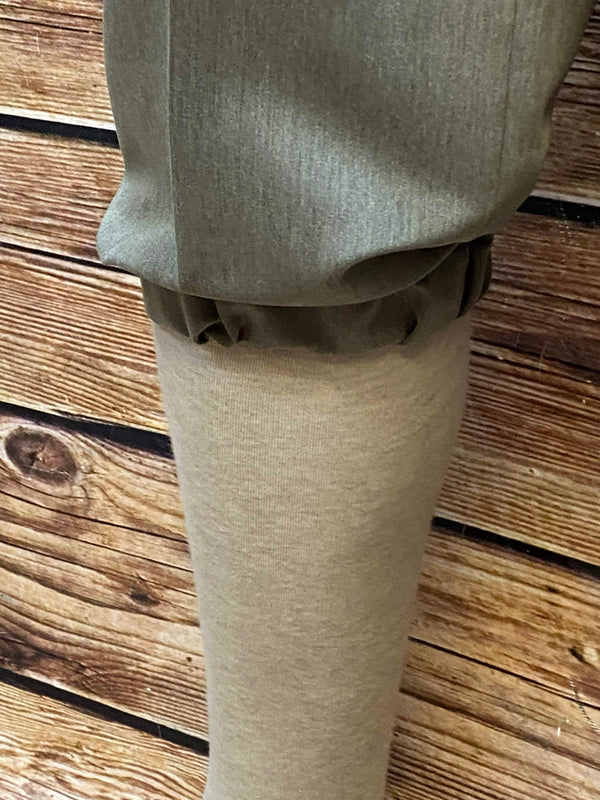 „Beinabschluss mit Gummizug an grauer 1920er Oldtimerhose“