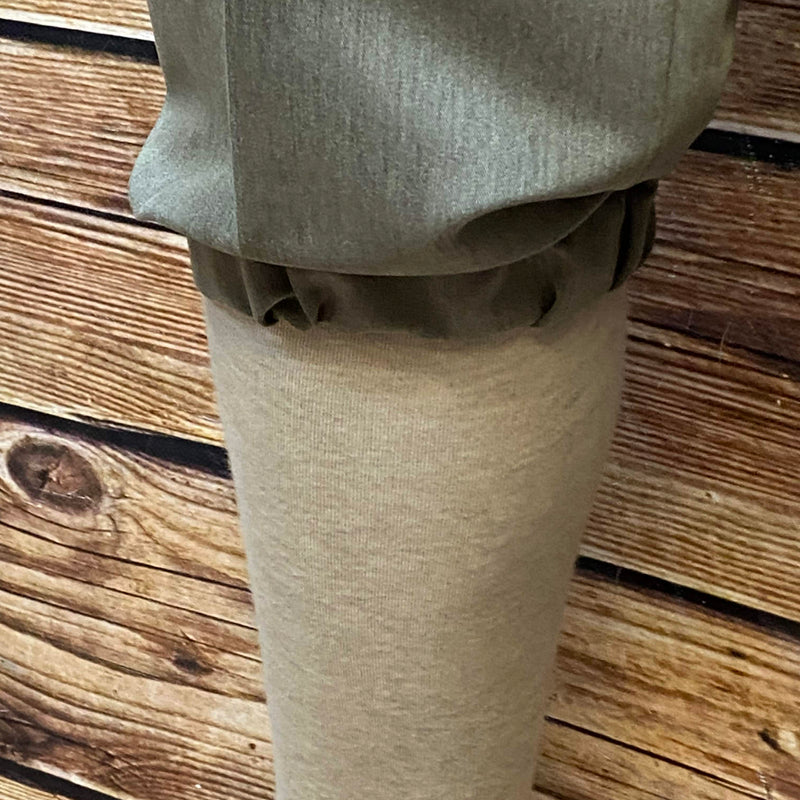 „Beinabschluss mit Gummizug an grauer 1920er Oldtimerhose“