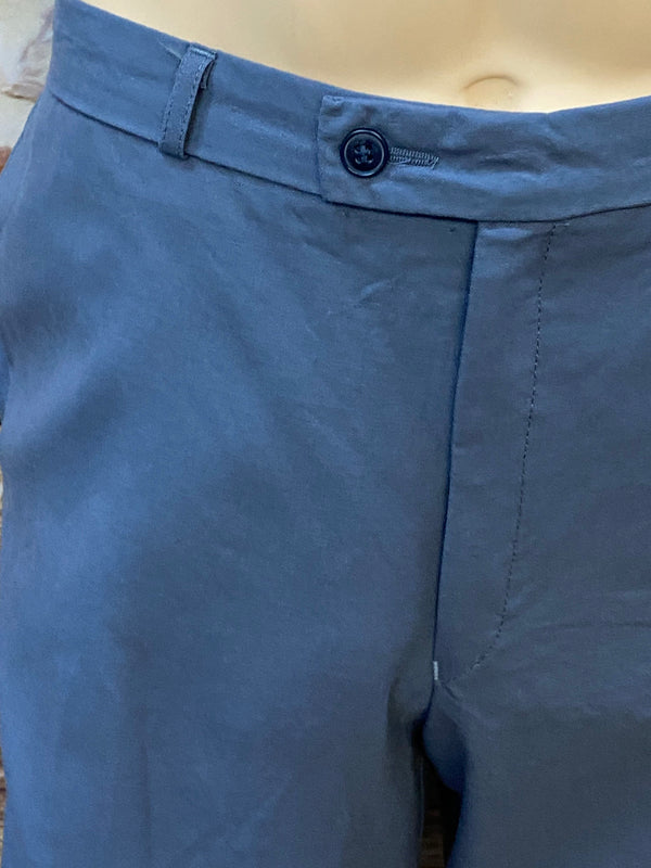 „Detailaufnahme Bund und Knopf einer grauen Vintage-Hose aus Schurwolle“