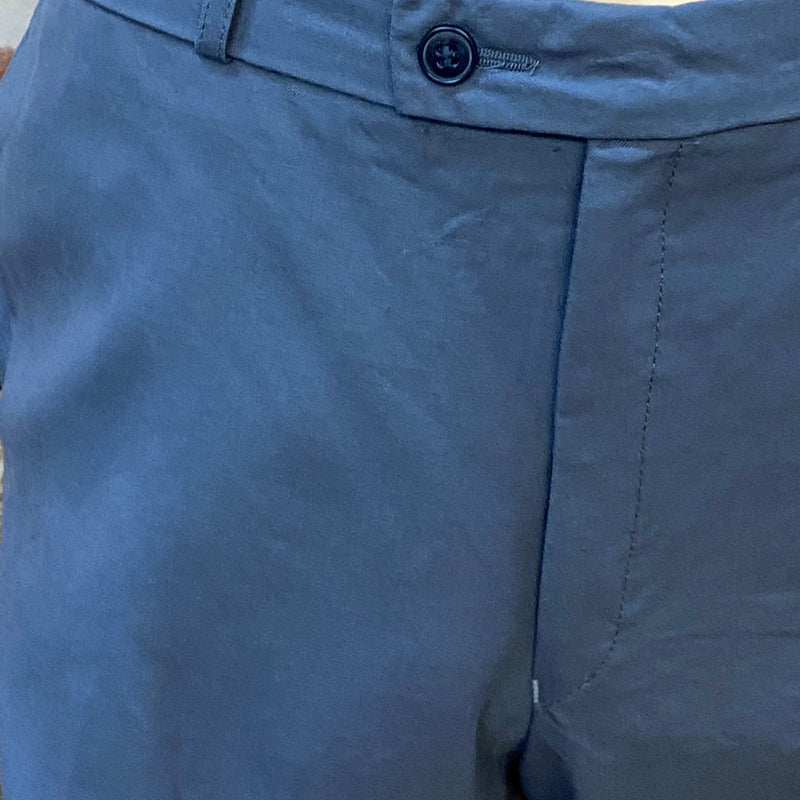 „Detailaufnahme Bund und Knopf einer grauen Vintage-Hose aus Schurwolle“