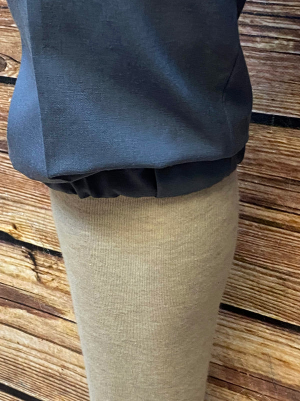 „Beinabschluss mit Gummizug an grauer 1920er Knickerbocker Herrenhose“