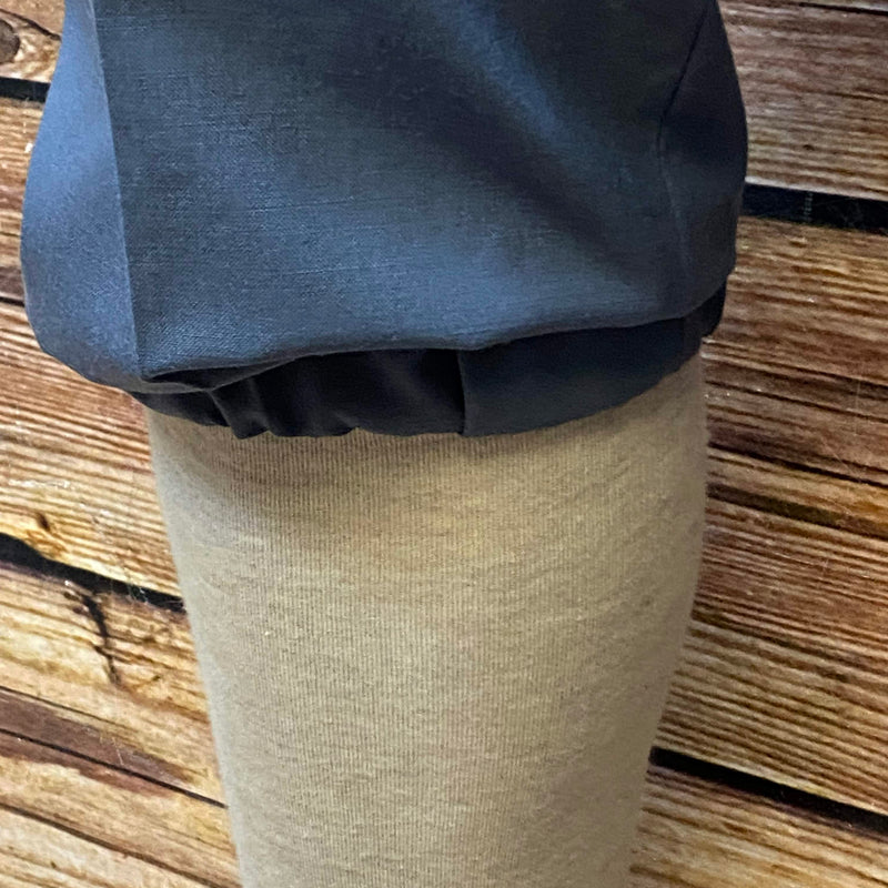 „Beinabschluss mit Gummizug an grauer 1920er Knickerbocker Herrenhose“