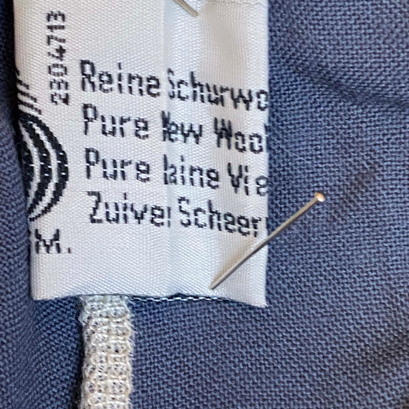 „Innenetikett Reine Schurwolle an Vintage Knickerbocker im Retro-Stil“