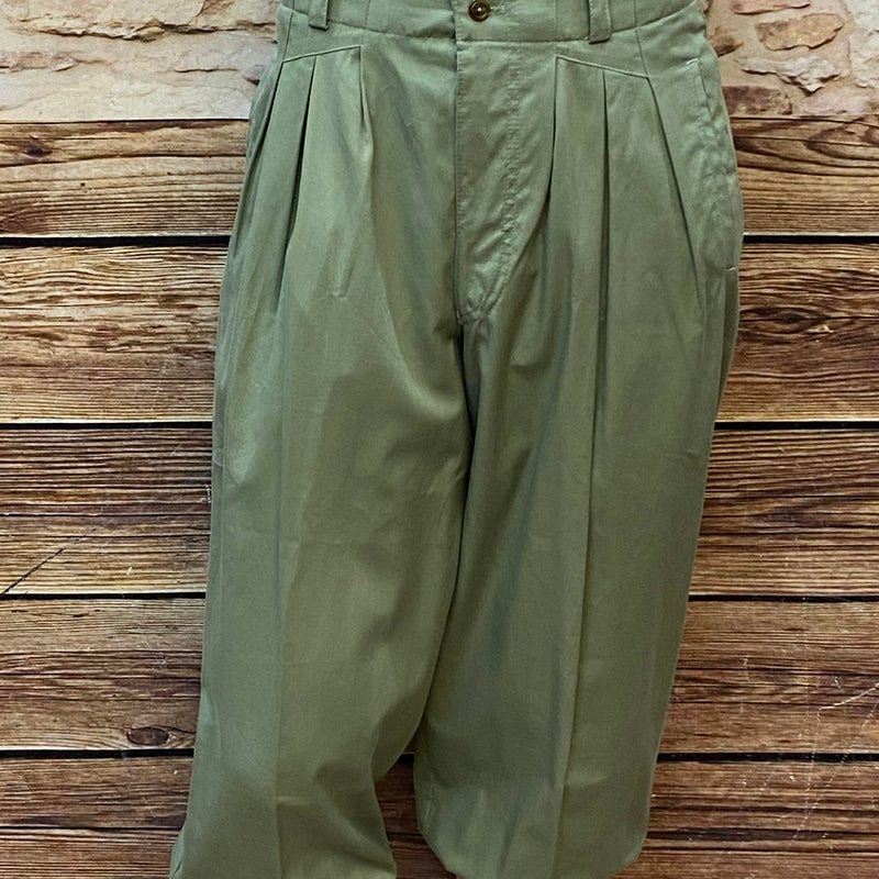 Hellgrüne Knickerbockerhose im 20er Jahre Stil, Vorderansicht auf Schaufensterpuppe.