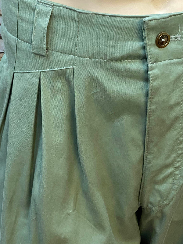 Detailansicht Bund und Falten der grünen Vintage Knickerbockerhose.