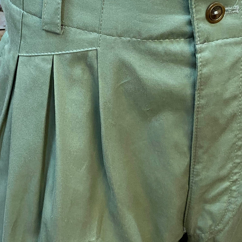 Detailansicht Bund und Falten der grünen Vintage Knickerbockerhose.