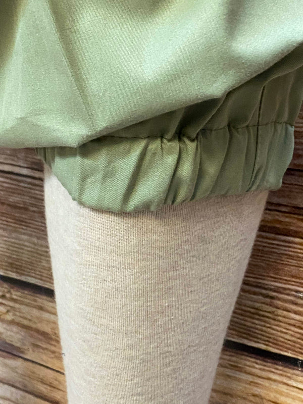 Nahaufnahme des Beinabschlusses mit elastischem Bund der Knickerbockerhose.