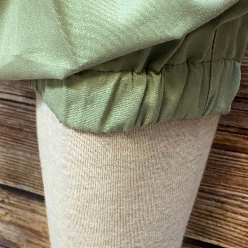 Nahaufnahme des Beinabschlusses mit elastischem Bund der Knickerbockerhose.