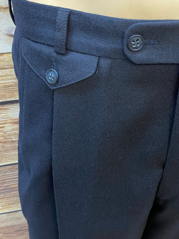 „Detailaufnahme Knickerbocker Hose Bund mit Knopfverschluss schwarz Vintage“