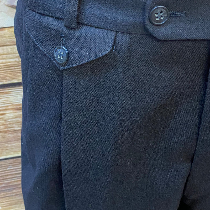 „Detailaufnahme Knickerbocker Hose Bund mit Knopfverschluss schwarz Vintage“
