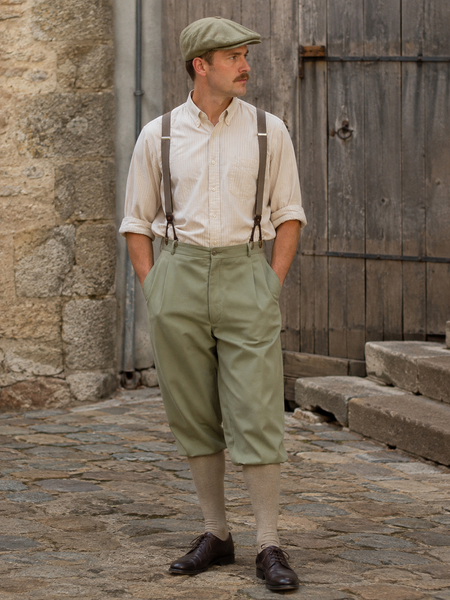 Vintage Knickerbocker in Olivgrün als 20er Jahre Herren Outfit mit Schiebermütze, Hemd, Hosenträgern und Kniestrümpfen an echtem Modell in realer Umgebung, KI-generiert.