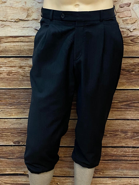  Schwarze Knickerbocker-Hose aus Schurwoll-Stretch mit Bundfalten und elastischem Beinabschluss im 20er-Jahre-Stil