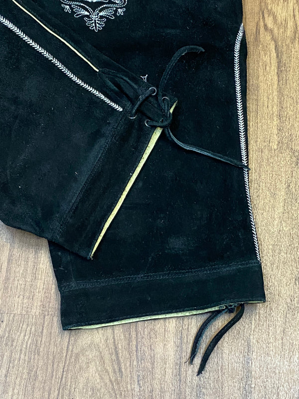 „Detail Stickerei schwarze Lederhose Trachten Achim Klein“