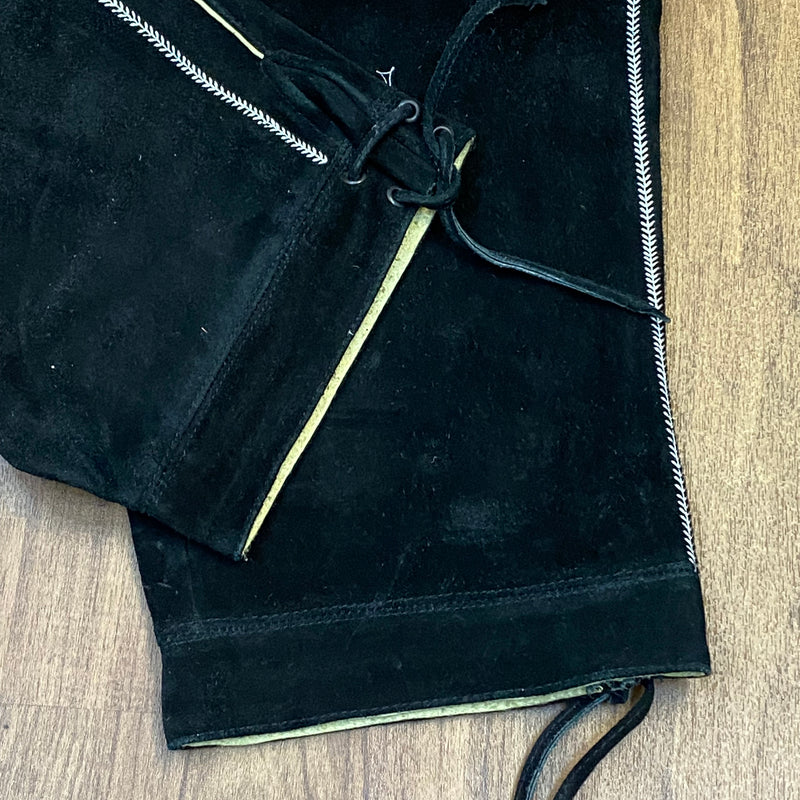 „Detail Stickerei schwarze Lederhose Trachten Achim Klein“
