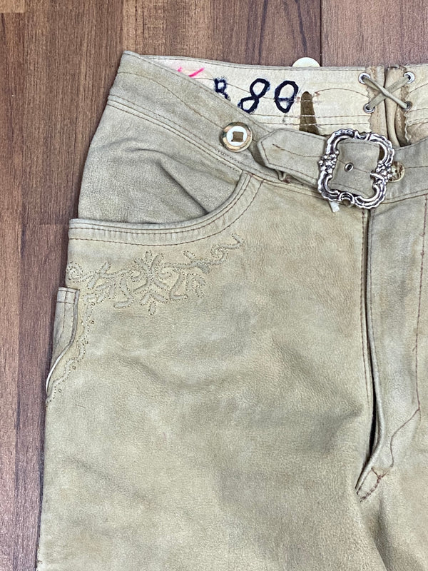 „Detail Gürtel und Stickerei Kniebundlederhose Trachtenhose beige“